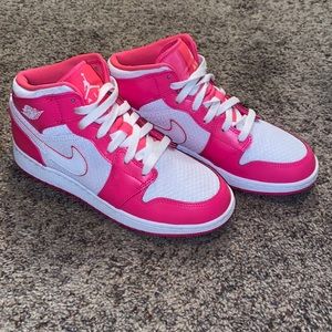 Air Jordan 1 Mid GS ‘Hyper Pink’